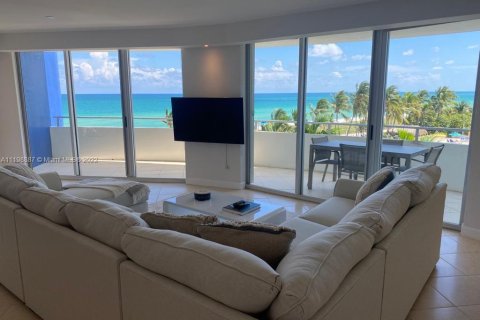 Condo in Miami Beach, Florida, 2 bedrooms  № 1811125 - photo 3