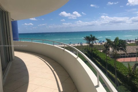 Condo in Miami Beach, Florida, 2 bedrooms  № 1811125 - photo 2