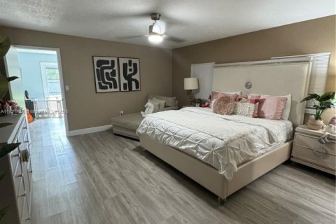 Villa ou maison à vendre à Tampa, Floride: 4 chambres № 1958209 - photo 12