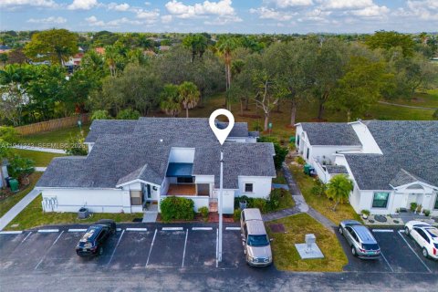 Villa ou maison à vendre à Miami, Floride: 2 chambres, 78.04 m2 № 2001293 - photo 10