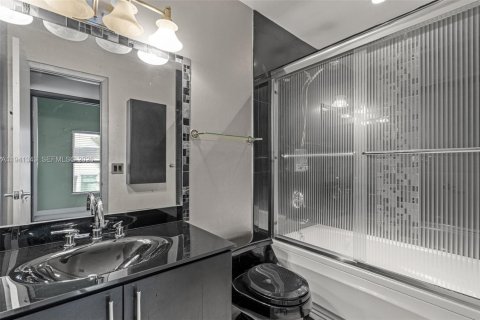 Villa ou maison à vendre à Miami, Floride: 2 chambres, 78.04 m2 № 2001293 - photo 27