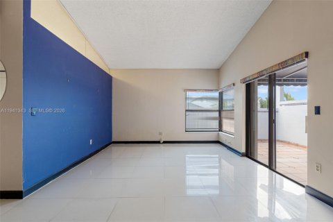 Villa ou maison à vendre à Miami, Floride: 2 chambres, 78.04 m2 № 2001293 - photo 19