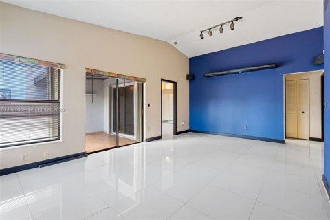 Villa ou maison à vendre à Miami, Floride: 2 chambres, 78.04 m2 № 2001293 - photo 21