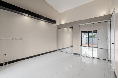 Villa ou maison à vendre à Miami, Floride: 2 chambres, 78.04 m2 № 2001293 - photo 22