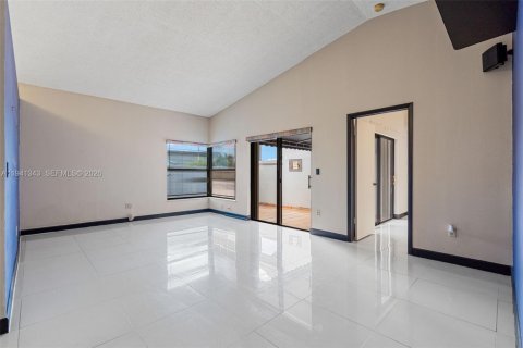 Villa ou maison à vendre à Miami, Floride: 2 chambres, 78.04 m2 № 2001293 - photo 4