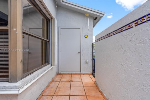 Villa ou maison à vendre à Miami, Floride: 2 chambres, 78.04 m2 № 2001293 - photo 30