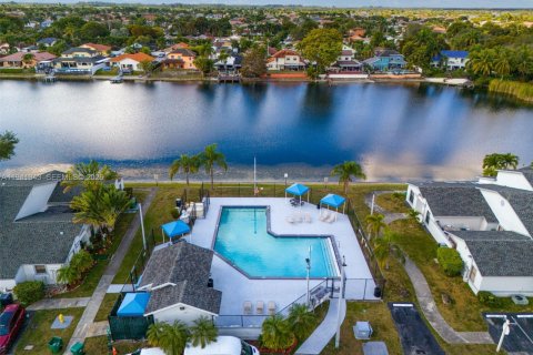 Villa ou maison à vendre à Miami, Floride: 2 chambres, 78.04 m2 № 2001293 - photo 9