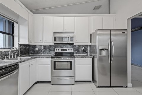 Villa ou maison à vendre à Miami, Floride: 2 chambres, 78.04 m2 № 2001293 - photo 15