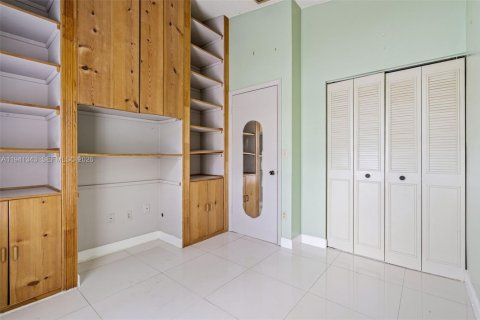 Villa ou maison à vendre à Miami, Floride: 2 chambres, 78.04 m2 № 2001293 - photo 25