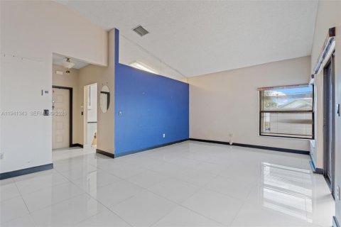 Villa ou maison à vendre à Miami, Floride: 2 chambres, 78.04 m2 № 2001293 - photo 18