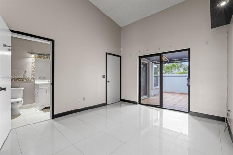 Villa ou maison à vendre à Miami, Floride: 2 chambres, 78.04 m2 № 2001293 - photo 23