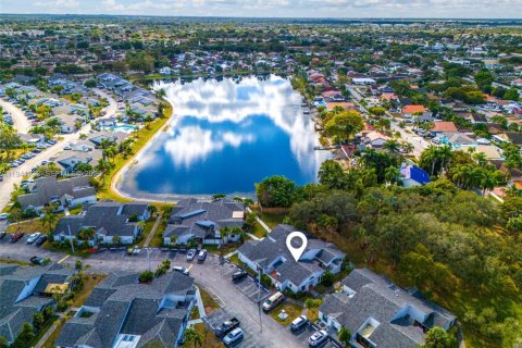 Villa ou maison à vendre à Miami, Floride: 2 chambres, 78.04 m2 № 2001293 - photo 8