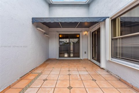 Villa ou maison à vendre à Miami, Floride: 2 chambres, 78.04 m2 № 2001293 - photo 29