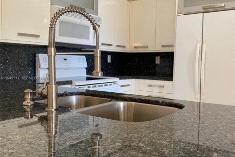 Кондоминиум с 2 спальнями в Мирамар, Флорида № 2005402