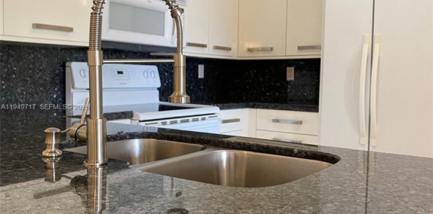 Кондоминиум с 2 спальнями в Мирамар, Флорида № 2005402