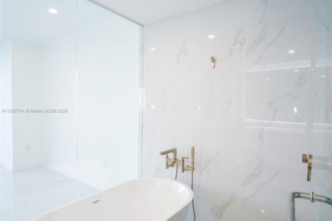 Снять в аренду кондоминиум в Майами, Флорида 1 спальня, 98.38м2, № 1955554 - фото 11