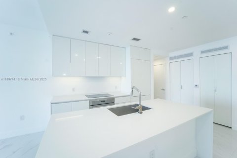 Снять в аренду кондоминиум в Майами, Флорида 1 спальня, 98.38м2, № 1955554 - фото 4