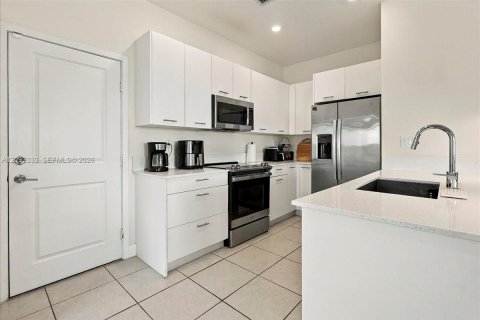 Condo in Doral, Florida, 4 bedrooms  № 2399654 - photo 17