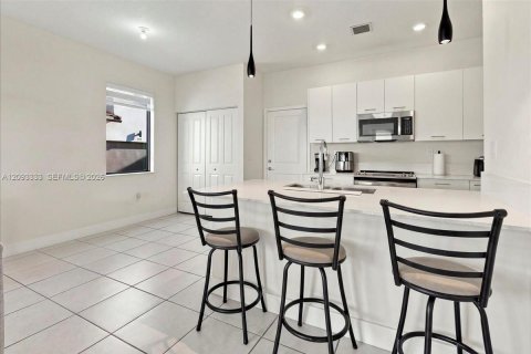 Condo in Doral, Florida, 4 bedrooms  № 2399654 - photo 16