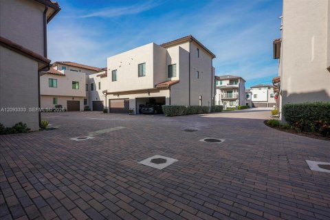 Condo in Doral, Florida, 4 bedrooms  № 2399654 - photo 4