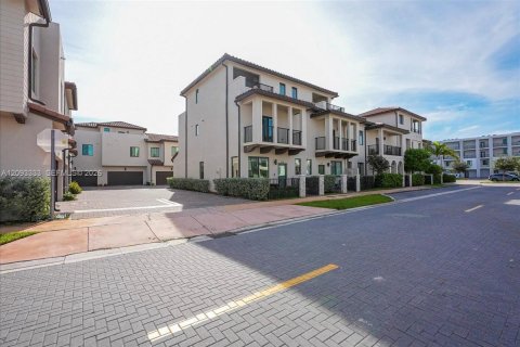 Condo in Doral, Florida, 4 bedrooms  № 2399654 - photo 3