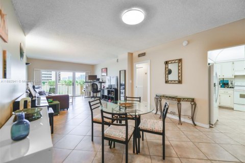 Copropriété à louer à Hallandale Beach, Floride: 1 chambre, 80.82 m2 № 1946690 - photo 5