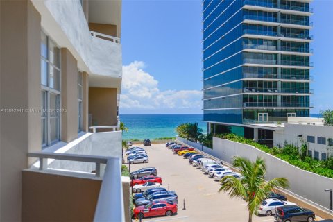 Copropriété à louer à Hallandale Beach, Floride: 1 chambre, 80.82 m2 № 1946690 - photo 1