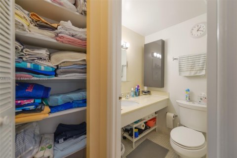 Copropriété à louer à Hallandale Beach, Floride: 1 chambre, 80.82 m2 № 1946690 - photo 11
