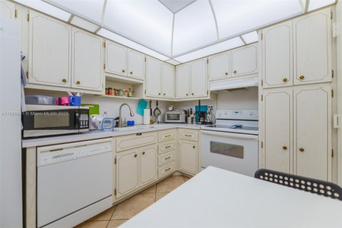 Copropriété à louer à Hallandale Beach, Floride: 1 chambre, 80.82 m2 № 1946690 - photo 12