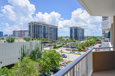 Copropriété à louer à Hallandale Beach, Floride: 1 chambre, 80.82 m2 № 1946690 - photo 3