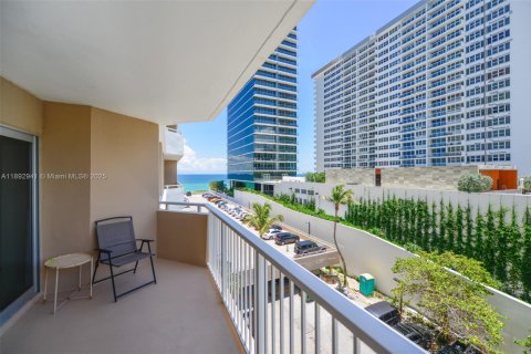 Copropriété à louer à Hallandale Beach, Floride: 1 chambre, 80.82 m2 № 1946690 - photo 2