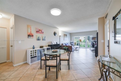 Copropriété à louer à Hallandale Beach, Floride: 1 chambre, 80.82 m2 № 1946690 - photo 4