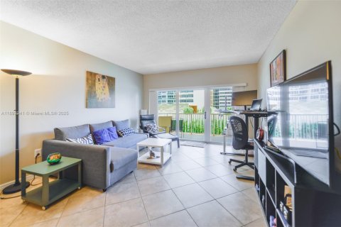 Copropriété à louer à Hallandale Beach, Floride: 1 chambre, 80.82 m2 № 1946690 - photo 7