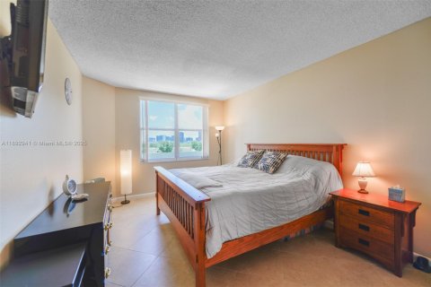 Copropriété à louer à Hallandale Beach, Floride: 1 chambre, 80.82 m2 № 1946690 - photo 14