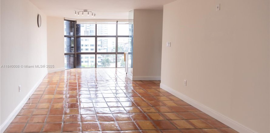 Condo in Miami Beach, Florida, 1 bedroom № 1830706
