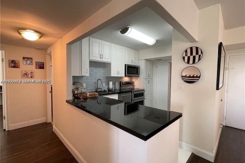 Condominio en venta en Hollywood, Florida, 2 dormitorios, 105.17 m2 № 2035123 - foto 11