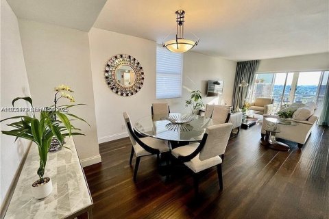 Condominio en Hollywood, Florida, 2 dormitorios  № 2035123