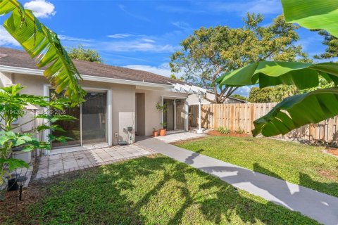 Villa ou maison à vendre à Deerfield Beach, Floride: 2 chambres, 111.48 m2 № 2000683 - photo 2