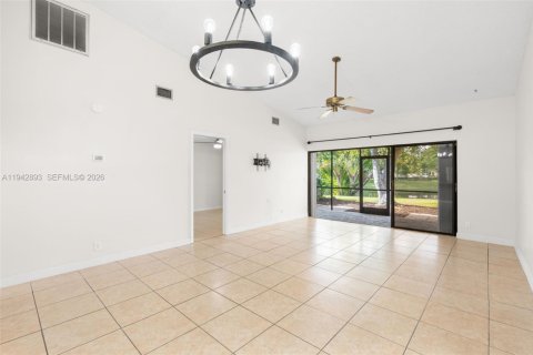 Villa ou maison à vendre à Deerfield Beach, Floride: 2 chambres, 111.48 m2 № 2000683 - photo 11