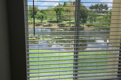 Condo in Sunrise, Florida, 2 bedrooms  № 2383209 - photo 11