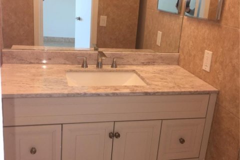 Condo in Sunrise, Florida, 2 bedrooms  № 2383209 - photo 8