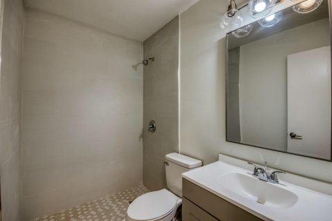 Apartment in Jensen Beach, Florida 3 bedrooms, 99.68 sq.m. № 2400017 - photo 9