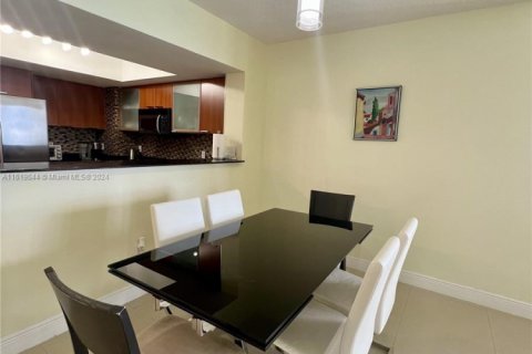 Condominio en alquiler en Sunny Isles Beach, Florida, 1 dormitorio, 92.9 m2 № 1958941 - foto 8