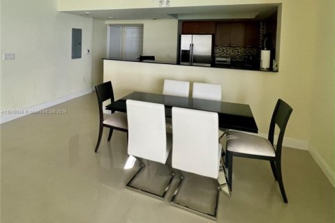 Condominio en alquiler en Sunny Isles Beach, Florida, 1 dormitorio, 92.9 m2 № 1958941 - foto 9