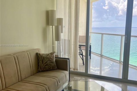Condominio en alquiler en Sunny Isles Beach, Florida, 1 dormitorio, 92.9 m2 № 1958941 - foto 2