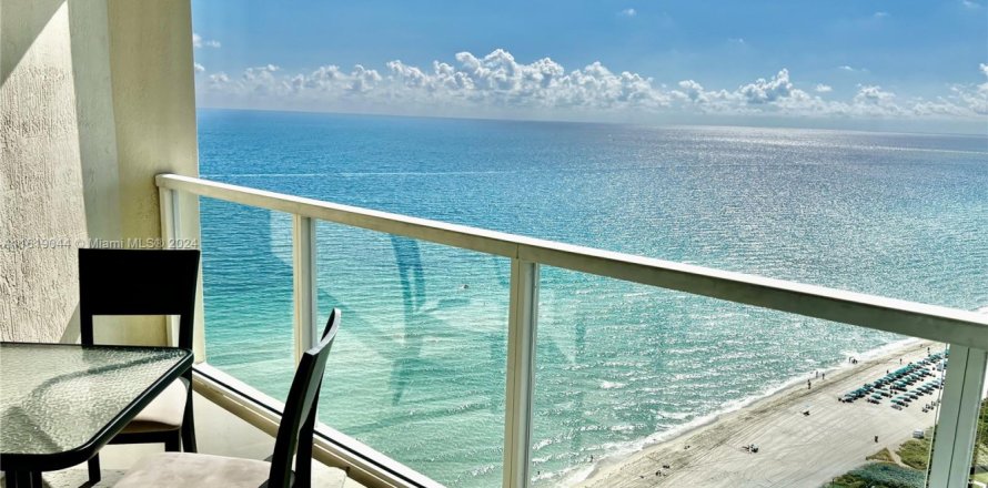 Condominio en Sunny Isles Beach, Florida, 1 dormitorio № 1958941