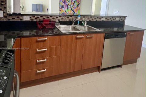 Condominio en alquiler en Sunny Isles Beach, Florida, 1 dormitorio, 92.9 m2 № 1958941 - foto 13