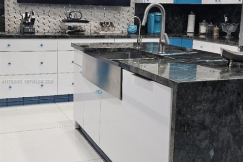 Casa en venta en Miami, Florida, 3 dormitorios, 294.31 m2 № 2079770 - foto 4