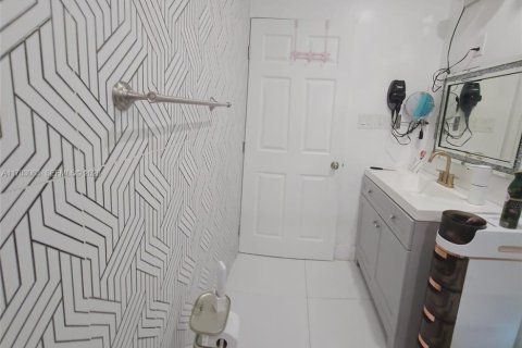 Casa en venta en Miami, Florida, 3 dormitorios, 294.31 m2 № 2079770 - foto 18