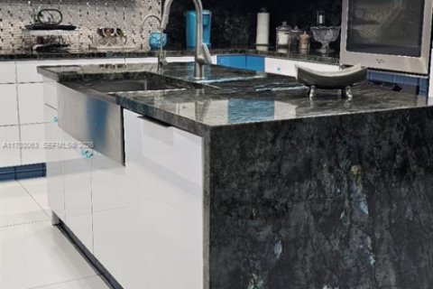 Casa en venta en Miami, Florida, 3 dormitorios, 294.31 m2 № 2079770 - foto 5